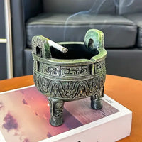 Cendrier trépied et un mégot