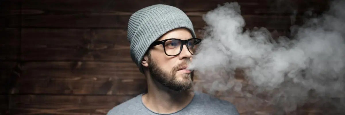 Fumeur à lunette de cigarette